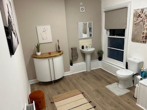Combined shower/bathtub, deep-soaking bathtub, hair dryer, towels - 2 Bed Flat - Sleeps 4 Antrim Town Centre (Antrim)