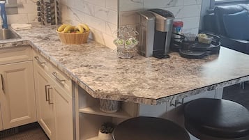 Een koelkast, een microgolfoven, een koffiezetapparaat/waterkoker