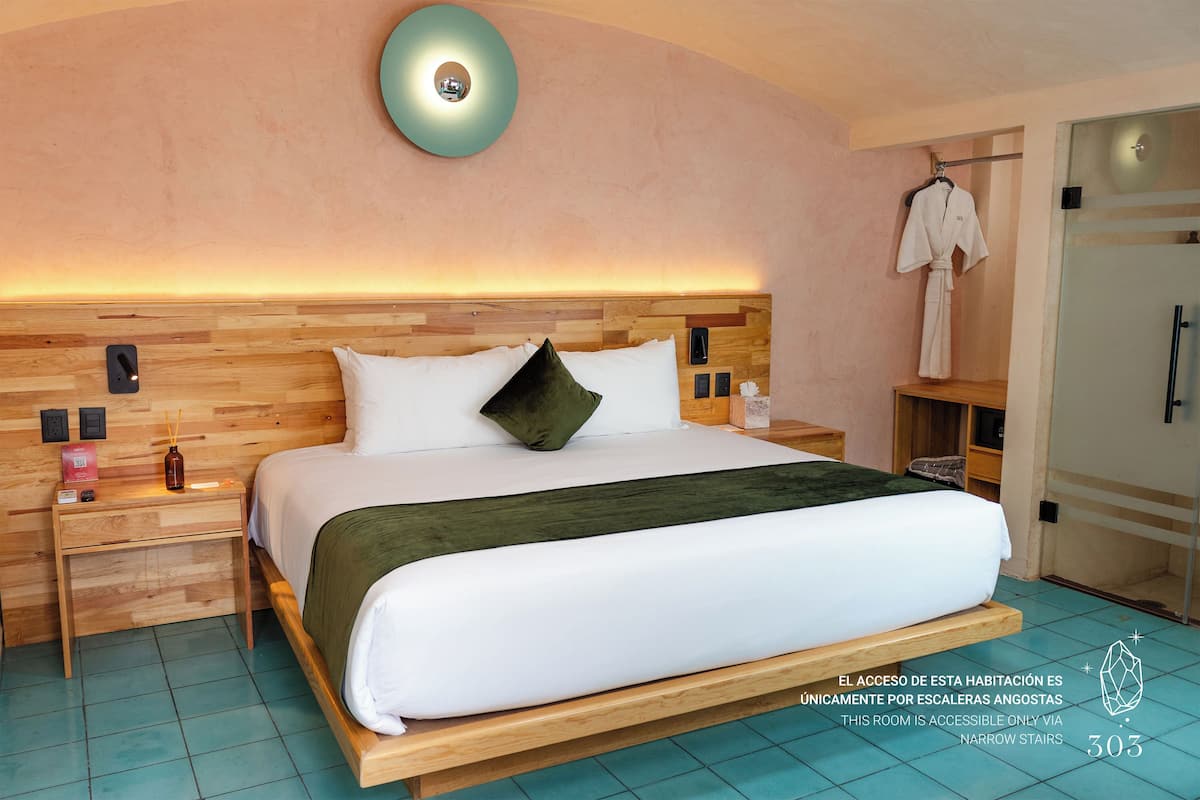 Standard Room, 1 King Bed