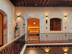 Chambre Supérieure, 1 très grand lit | Terrasse/Patio