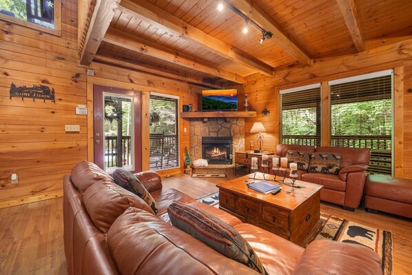 Una Smart TV, una chimenea, un reproductor de DVD