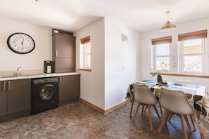 Apartment | Private kitchen | Fridge, microwave, oven, stovetop - Apartment - 2 Bedrooms - Pet Friendly - Parking (Anstruther)