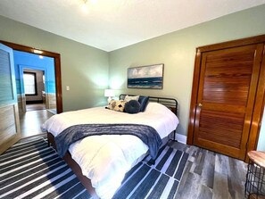 2 bedrooms, iron/ironing board, free WiFi, bed sheets - Downtown Sandusky - walk to everything! (Sandusky)