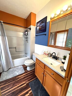 Hair dryer, towels, soap, shampoo - Downtown Sandusky - walk to everything! (Sandusky)