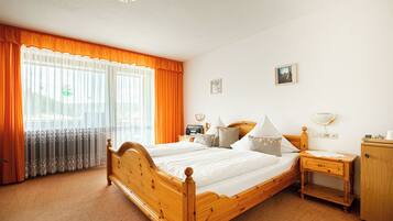 Quarto casal, banheiro privativo, vista para a colina | Wi-Fi de cortesia