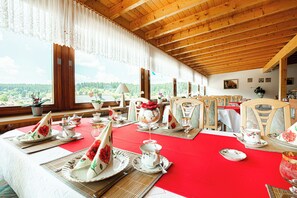 Café da manhã com buffet grátis todos os dias