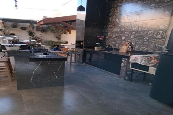 Réfrigérateur, micro-ondes, plaque de cuisson