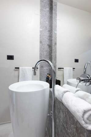 Douche, sĂšche-cheveux, serviettes fournies, savon
