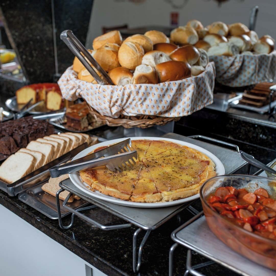 Café da manhã com buffet grátis todos os dias