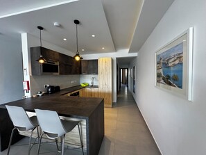 Refrigerador, microondas y comedor 