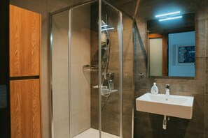 Douche, sèche-cheveux, serviettes fournies, savon
