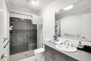 Bathroom - Stones throw to Grammar, Queens Park &amp; CDB! (Rangeville)