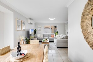 Interior - Stones throw to Grammar, Queens Park &amp; CDB! (Rangeville)