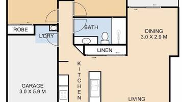 En plantegning, der viser to soveværelser, en stue, et køkken, et spiseområde, et badeværelse, en balkon, en garage og en veranda.