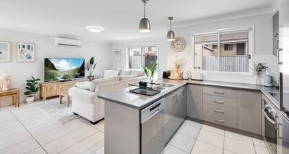 Stones throw to Grammar, Queens Park & CDB!