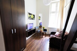 Standard-Dreibettzimmer, 1 Schlafzimmer | Laptopgeeigneter Arbeitsplatz, kostenloses WLAN, Bettwäsche