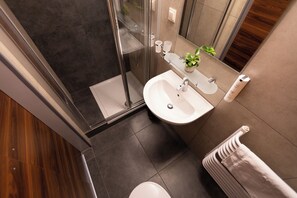 Tripla Economy | Bagno | Doccia, asciugacapelli, asciugamani, sapone