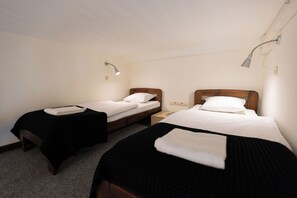 Espacio para trabajar con un portátil, wifi gratis, ropa de cama