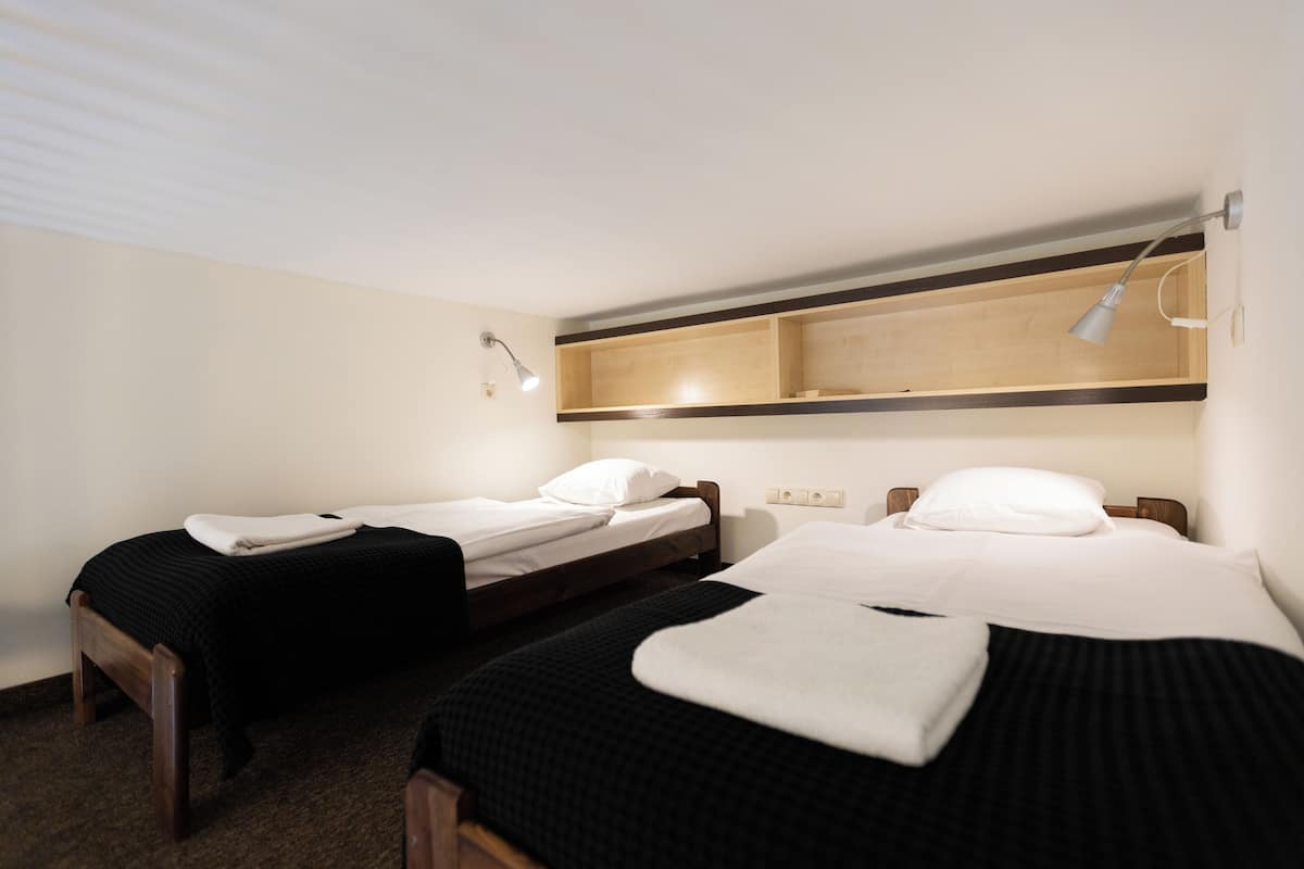 Economy driepersoonskamer | Een laptopwerkplek, gratis wifi, beddengoed
