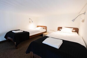 Elite Triple Room | Laptop workspace, free WiFi, bed sheets - Salve station (Kraków)