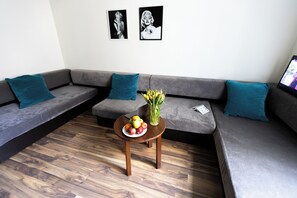 Standard Triple Room, 3 Twin Beds | Living area | 28-inch flat-screen TV with cable channels - Salve station (Kraków)