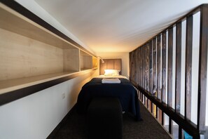 Laptop workspace, free WiFi, bed sheets - Salve station (Kraków)