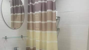 Douche, bidet, serviettes fournies, savon