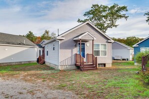 A single-story mobile home with a front porch and a small attached garage. - 2 Mi to Moody Beach, Amenity Access: Wells Getaway (Wells)