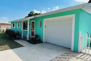 Exterior - PalmeBleu Pool, EV, King, Ping Pong 15 Min Beach (Vero Beach South)