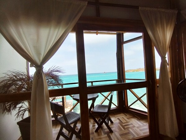 Chambre quadruple, balcon, vue sur la mer | Coffre-fort, literie fournie