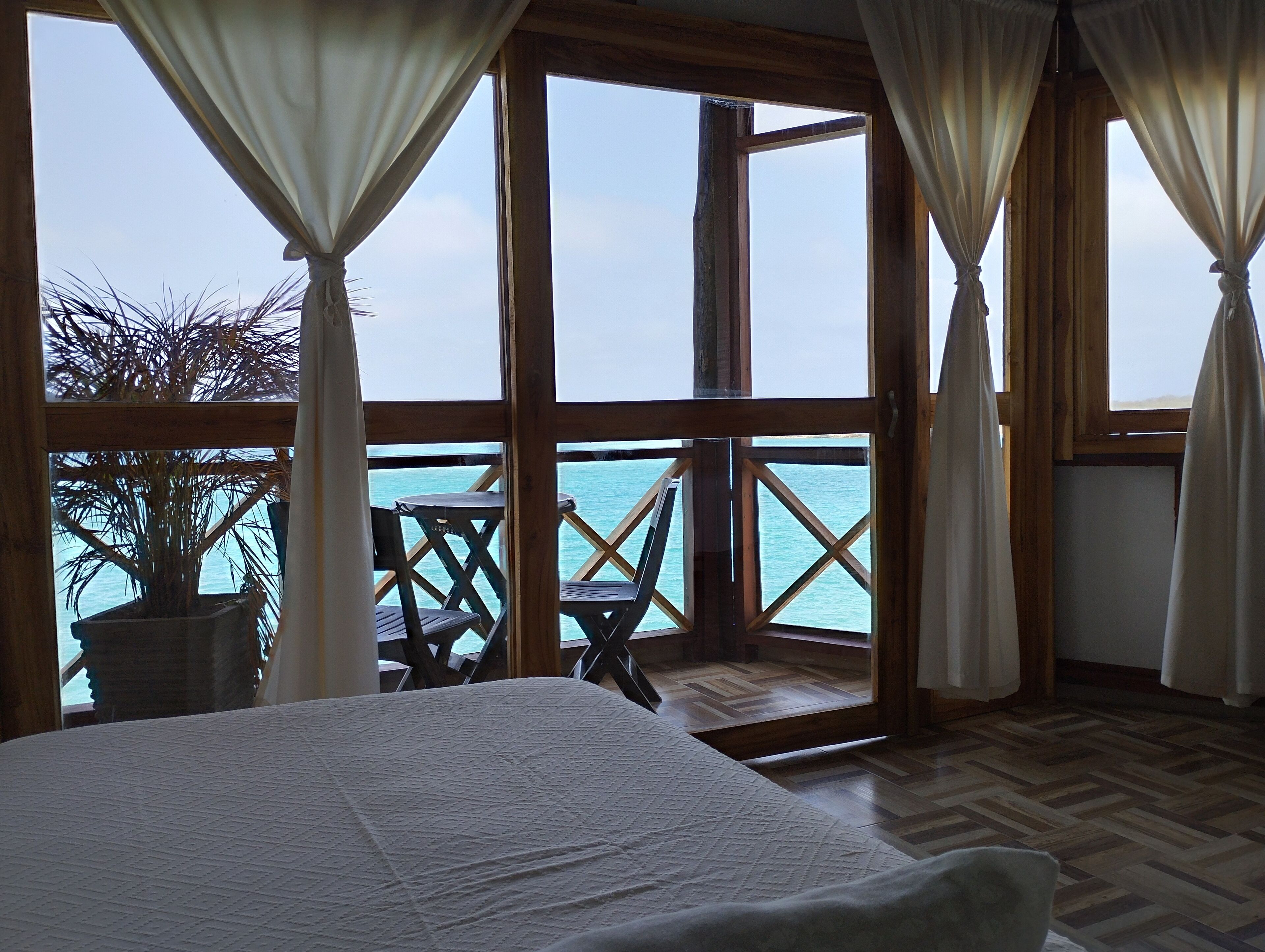 四人房, 阳台, 海景 | 客房内保险箱、床单