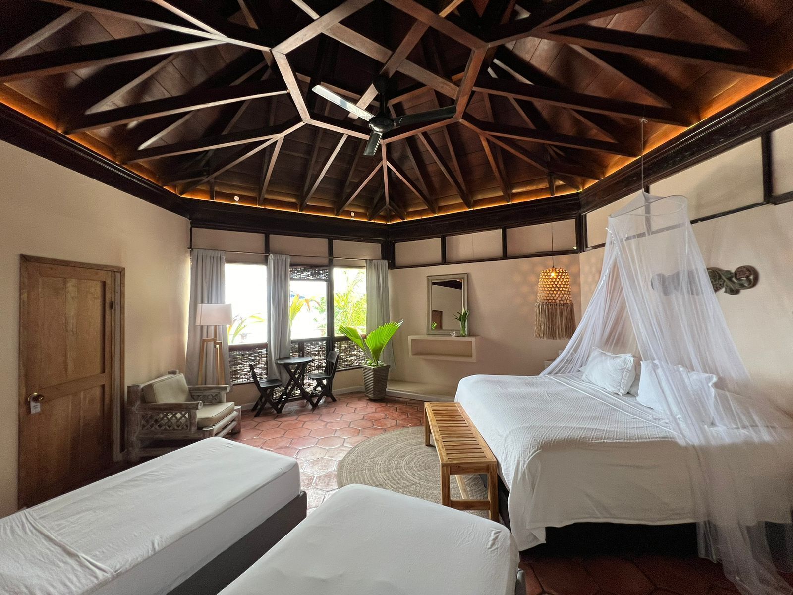 Comfort suite, gedeeltelijk uitzicht op zee | Een kluis op de kamer, beddengoed