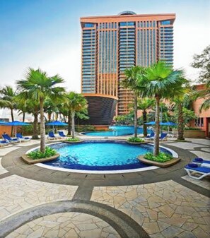 Una piscina techada, abierta desde las 07:00 hasta las 20:00, sombrillas