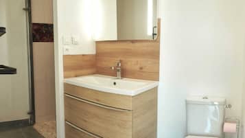 Douche, sĂšche-cheveux, serviettes fournies, savon