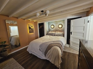2 bedrooms, desk, iron/ironing board, free WiFi