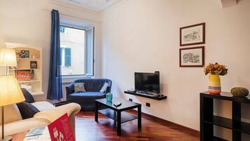 Apartment | Living room | 35-inch TV with digital channels