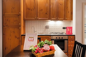 Apartment | Private kitchen | Fridge, oven, stovetop, dishwasher - Santa Chiara Apartment  (Genoa)