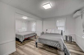 5 Schlafzimmer, Schreibtisch, Bügeleisen/Bügelbrett, kostenloses WLAN