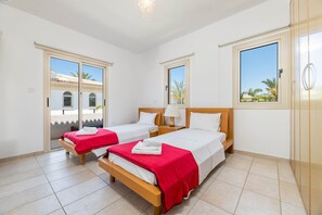 3 bedrooms, in-room safe, iron/ironing board, free WiFi - Villa Lindo - Charming Kapparis Getaway (Protaras)