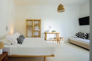 Suite supĂ©rieure, balcon, vue partielle sur la mer | Coffre-fort, systĂšme dâinsonorisation, lit de bĂ©bĂ© portatif