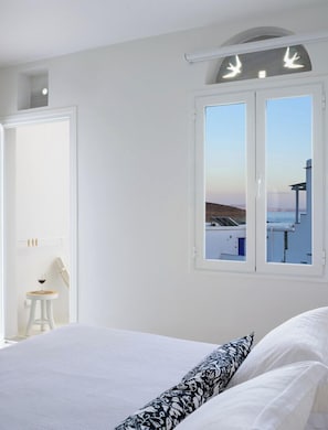 Suíte superior, sacada, vista parcial para o mar | Cofres nos quartos, quartos à prova de som, berço de viagem