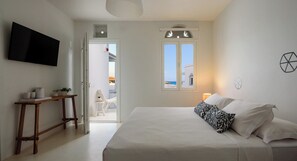 Suite superior, balcón, vistas parciales al mar | Caja fuerte, sistema de insonorización, cuna de viaje y wifi gratis