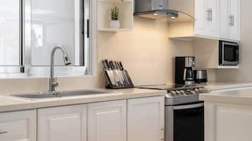 Kühlschrank, Mikrowelle, Ofen, Wasserkocher mit Kaffee-/Teezubehör