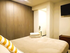 Apartemen Basic | 2 kamar tidur, selimut bulu angsa, dan meja kerja
