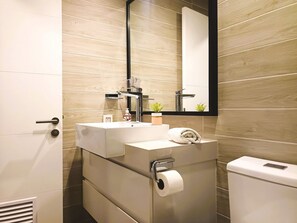 Ducha, cabezal de ducha tipo lluvia, secador de pelo, toallas