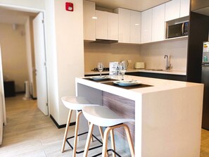 Refrigerador, microondas, horno, placa de cocina