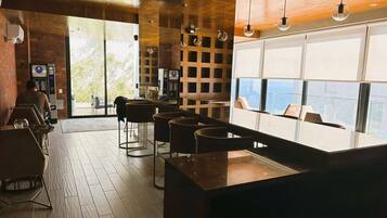 Basic Apartment | Dining