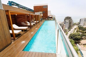 Una piscina al aire libre