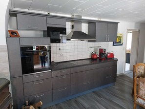 Kühlschrank, Ofen, Herdplatte, Wasserkocher