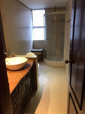 Secadora de cabello, toallas, jabón, papel de baño